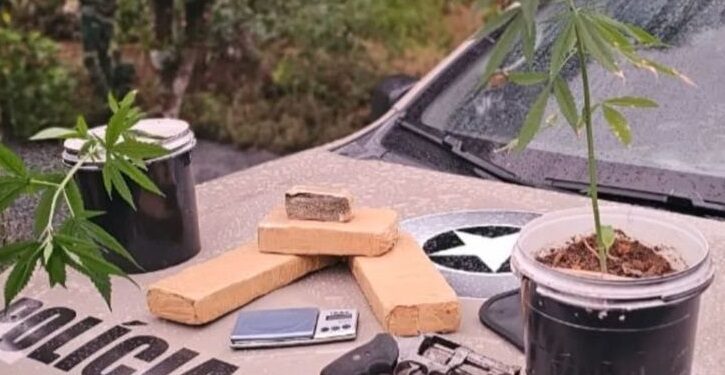 Denúncia de perturbação acaba em apreensão de drogas e prisões por tráfico em Jaraguá