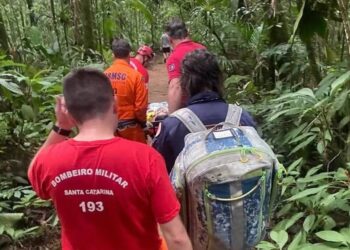 Mulher é resgatada em estado grave após cair em cachoeira de Pomerode