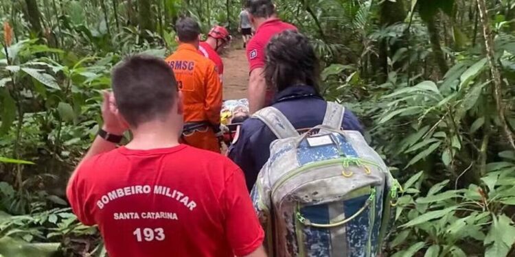 Mulher é resgatada em estado grave após cair em cachoeira de Pomerode