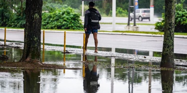 Fim de semana inicia com grandes volumes de chuva e termina com temporais isolados em SC