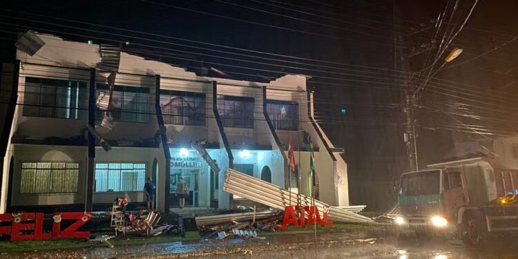 Temporal causa alagamentos, destelhamentos e quedas de árvores em SC