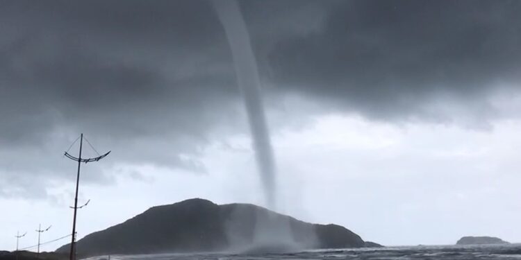 [Vídeo] Defesa Civil do Estado confirma tromba d’água em praia de Florianópolis