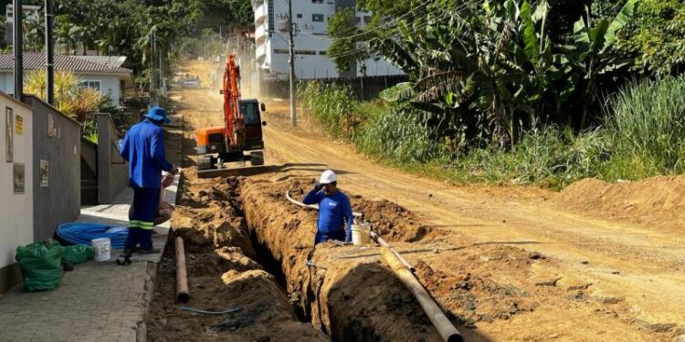 Seguem os trabalhos de recuperação das ruas atingidas pela enxurrada em Jaraguá