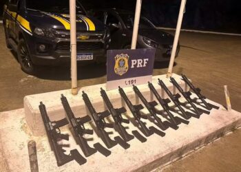 [Vídeo] PRF encontra 10 fuzis escondidos no tanque e lataria de carro na BR-280, em Mafra