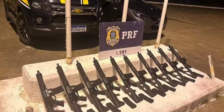 [Vídeo] PRF encontra 10 fuzis escondidos no tanque e lataria de carro na BR-280, em Mafra