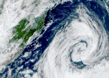 Tempestade tropical entre SC e RS perde força e não deve virar furacão