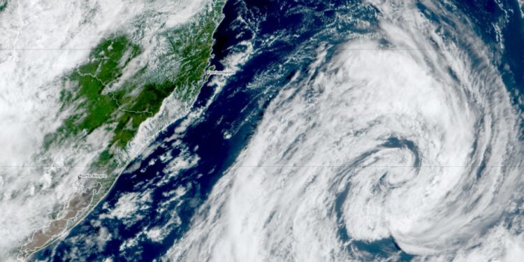 Tempestade tropical entre SC e RS perde força e não deve virar furacão
