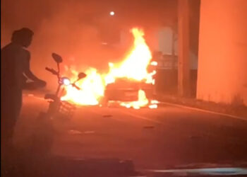 [Vídeo] Carro fica totalmente destruído após incêndio em Jaraguá