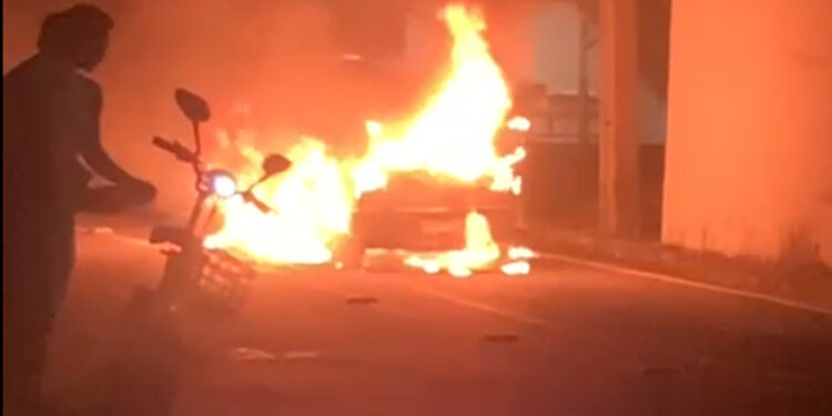 [Vídeo] Carro fica totalmente destruído após incêndio em Jaraguá