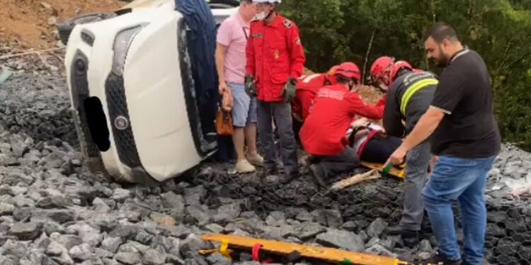 [Vídeo] Veículo sai da pista e capota na BR-280, em Corupá