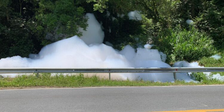 Empresa que derramou produto químico em rio de Joinville é multada em R$ 3,3 milhões