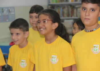 Alunos de São João do Itaperiú recebem uniforme no primeiro dia de aula