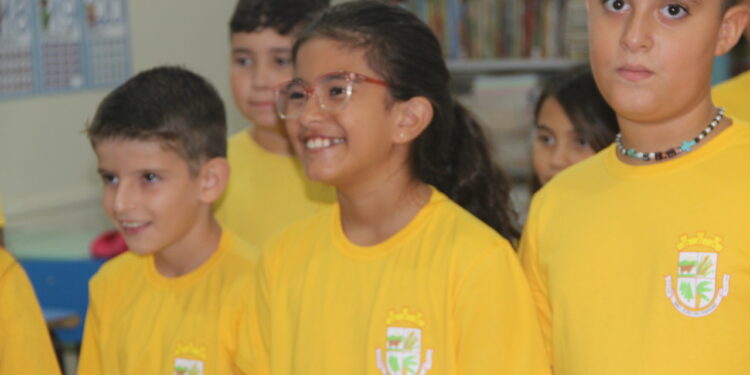 Alunos de São João do Itaperiú recebem uniforme no primeiro dia de aula