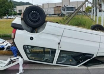 Carro capota após colidir com outro veículo em Guaramirim