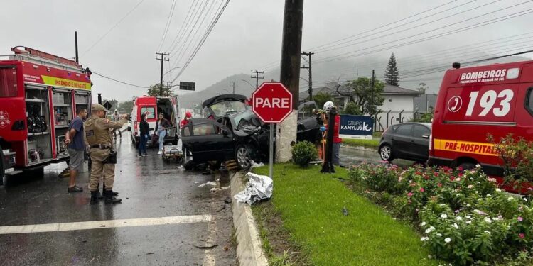 [Vídeo] Celesc registra quase 200 colisões de veículos contra postes em 2023 em Jaraguá do Sul