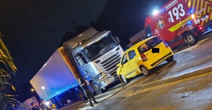 [Urgente] Motorista morre após bater de frente contra caminhão em Jaraguá do Sul