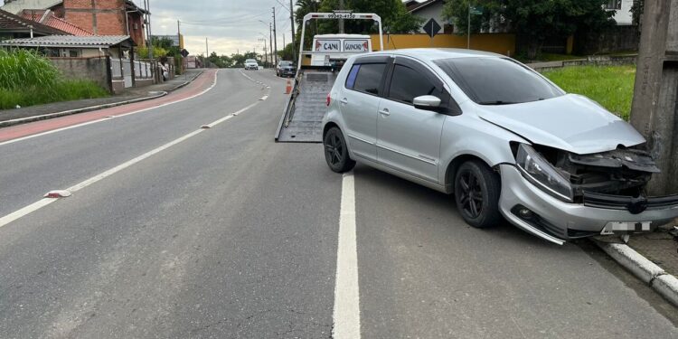 [Vídeo e fotos] Carro colide em poste na Ilha da Figueira em Jaraguá do Sul