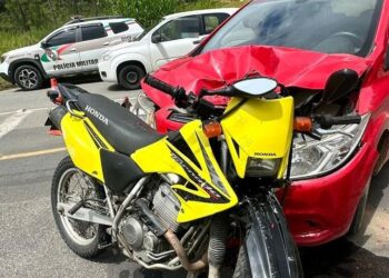 Motociclista fica ferido após acidente com carro em Schroeder