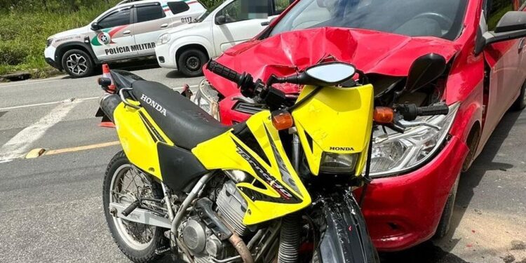 Motociclista fica ferido após acidente com carro em Schroeder