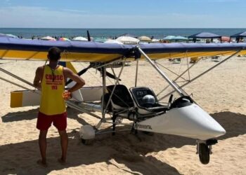 [Vídeo] Avião ultraleve cai no mar em Itapema e duas pessoas são resgatadas