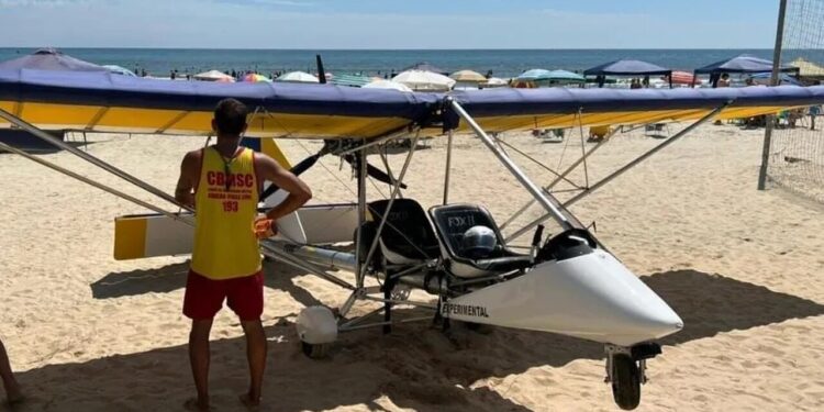 [Vídeo] Avião ultraleve cai no mar em Itapema e duas pessoas são resgatadas