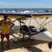 [Vídeo] Avião ultraleve cai no mar em Itapema e duas pessoas são resgatadas