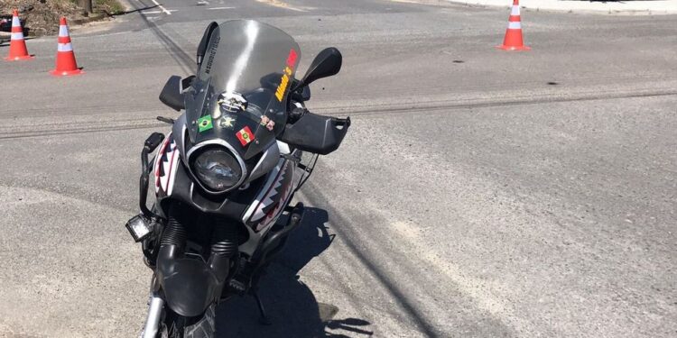 Motociclista fica ferido após acidente em Schroeder
