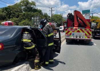 [Fotos] Mulher fica ferida após acidente entre carro e caminhão em Jaraguá do Sul