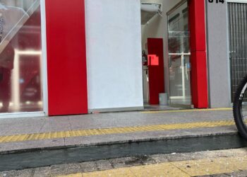 [Vídeo] Cliente quebra porta de banco após ficar preso dentro de agência bancária em Jaraguá