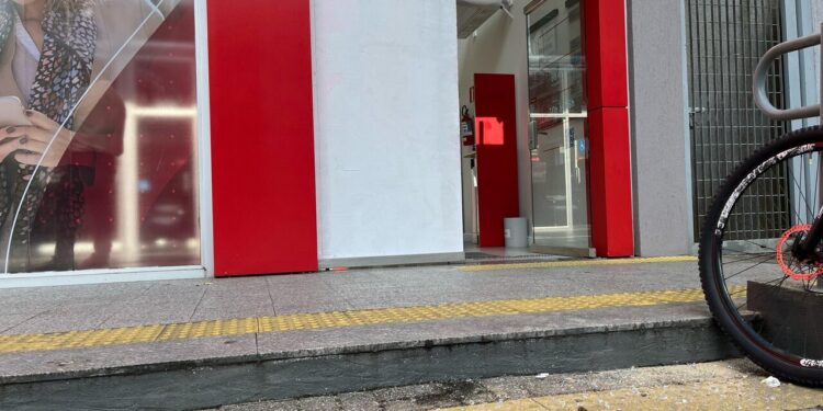 [Vídeo] Cliente quebra porta de banco após ficar preso dentro de agência bancária em Jaraguá