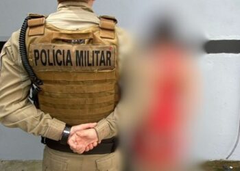 Esposa é presa após flagrar marido com outra e espancar mulher em SC