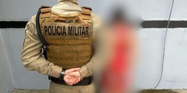 Esposa é presa após flagrar marido com outra e espancar mulher em SC