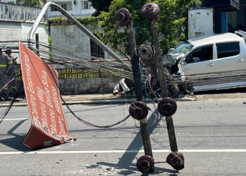 Caminhonete derruba poste e interdita via em Jaraguá do Sul