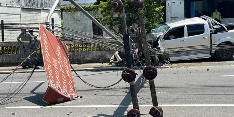 Caminhonete derruba poste e interdita via em Jaraguá do Sul