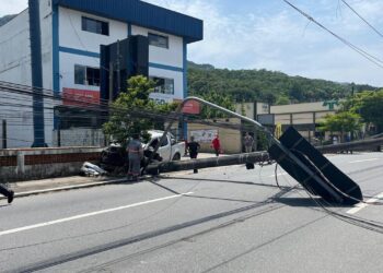 [Jaraguá] Trânsito na Waldemar Grubba segue interditado para reinstalação de poste