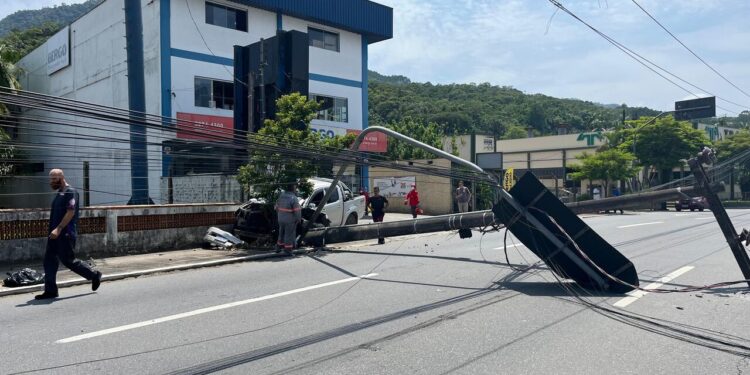 [Jaraguá] Trânsito na Waldemar Grubba segue interditado para reinstalação de poste