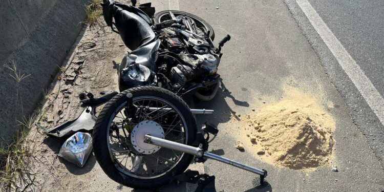 [Vídeo] Motociclista sofre fratura exposta na perna após acidente na BR-280, em Guaramirim