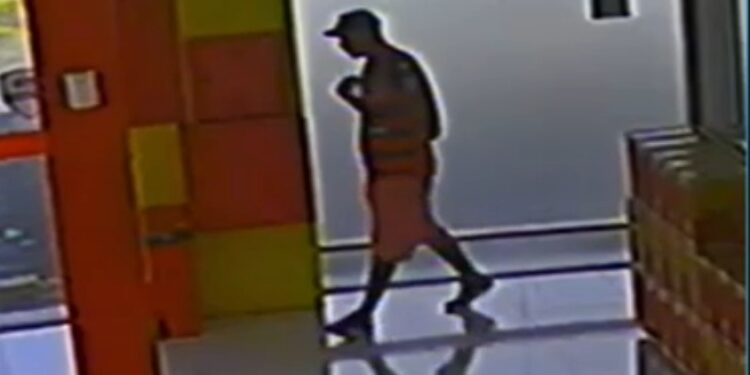 Câmera flagra furto de celular em estabelecimento de Jaraguá do Sul