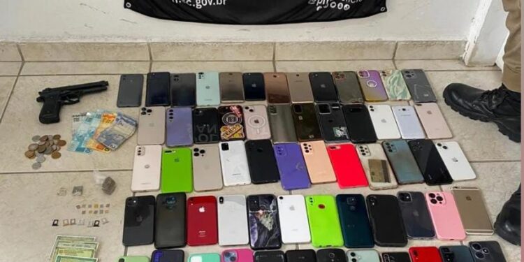 Quadrilha que furtava celulares no Carnaval de SC é presa com 61 aparelhos