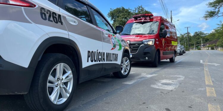 Adolescente é agredida com pá de lixo após discussão com a mãe em Jaraguá