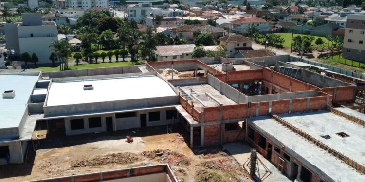 Centro de Educação na Ilha da Figueira, em Jaraguá, deve ser entregue em outubro de 2024