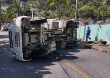 Caminhão tomba e rua fica interditada em Jaraguá do Sul