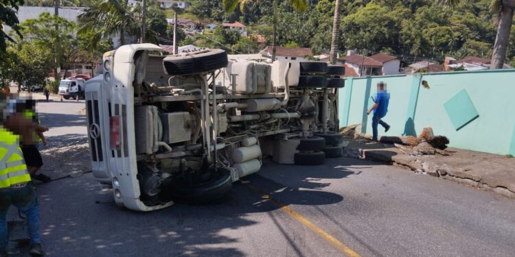 Caminhão tomba e rua fica interditada em Jaraguá do Sul