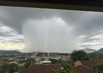 Temporal causa destelhamento e deixa 14 mil unidades sem energia em Jaraguá do Sul e região