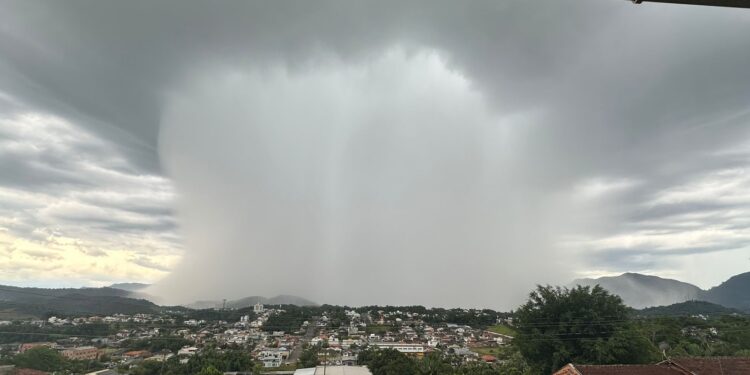 Temporal causa destelhamento e deixa 14 mil unidades sem energia em Jaraguá do Sul e região