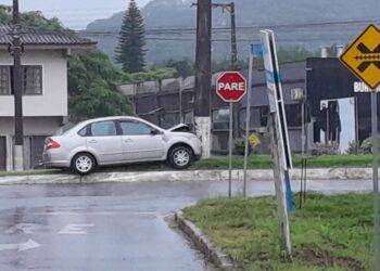 Motorista fica ferido após colidir carro em poste em Jaraguá do Sul