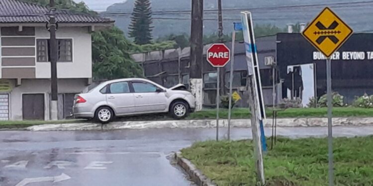 Motorista fica ferido após colidir carro em poste em Jaraguá do Sul