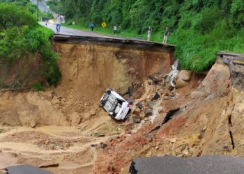 [Vídeo] Cratera deixa BR-470 totalmente interditada em Rio do Sul