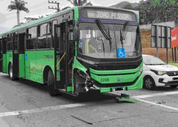 [Vídeo] Ônibus e carro colidem em Jaraguá do Sul