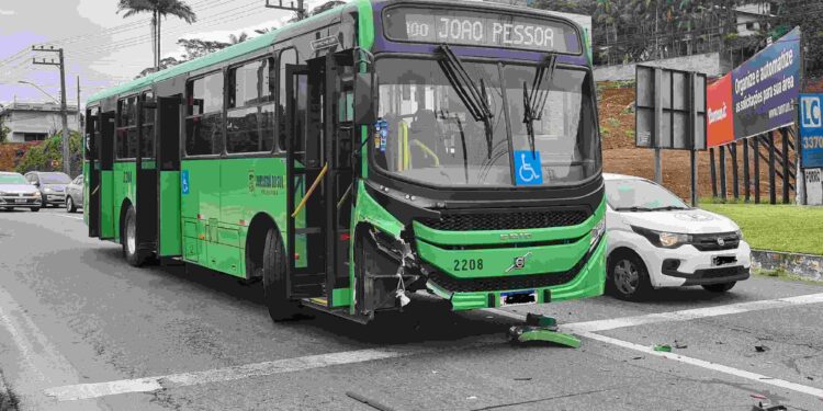 [Vídeo] Ônibus e carro colidem em Jaraguá do Sul